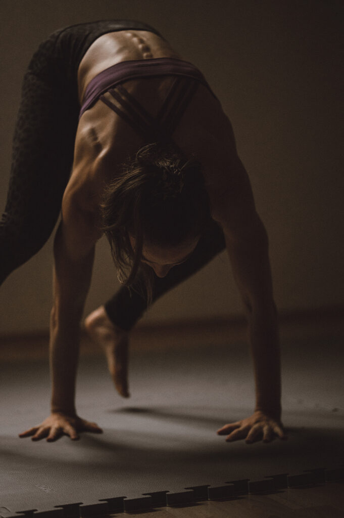 Junge Frau macht Yoga